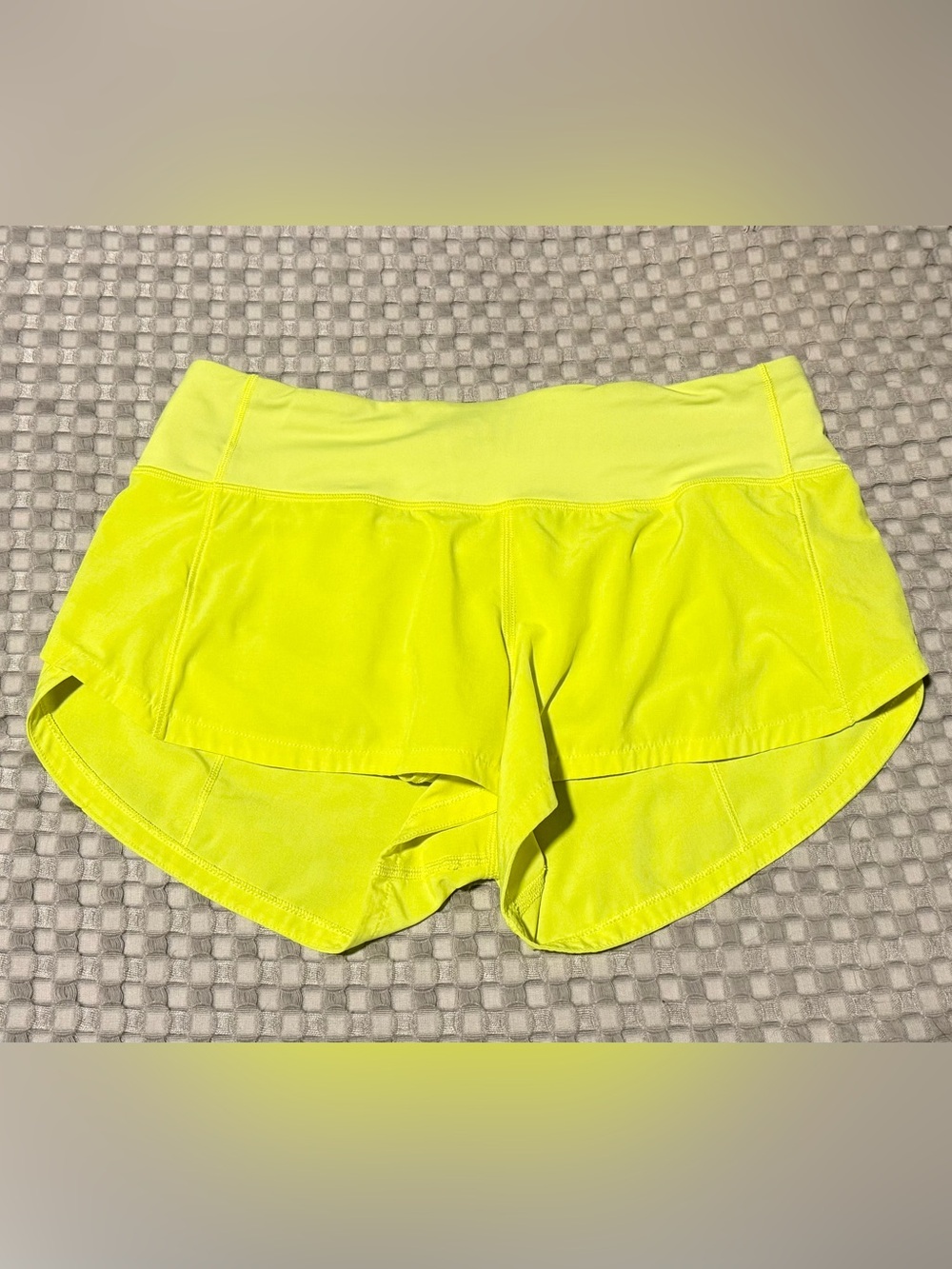 LuLuLemon Speed Up 2.5” low rise short size 4 Neon Yellow